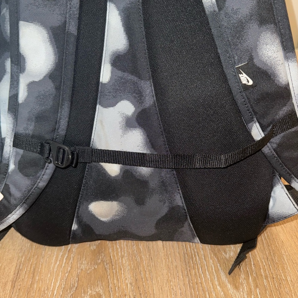 UNISEX Nike,Black and White Men, boys and girls Backpack with detachable strap - Picture 7 of 7